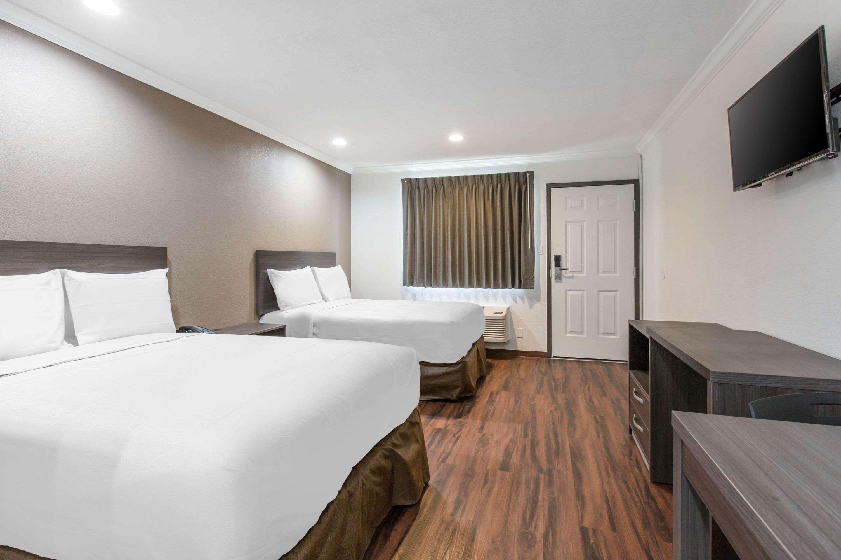 Hotel Baymont By Wyndham Bakersfield Exterior foto